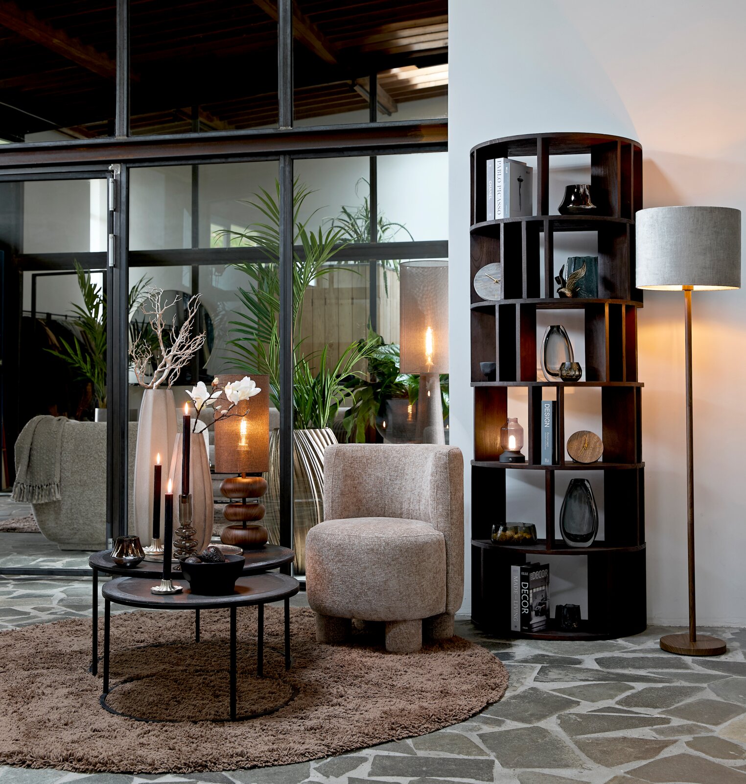 Light&Living Staande lamp WASHINGTON Staande lamp WASHI, 25 x 148,5 cm, in een moderne woonkamer met tapijt, fauteuil en planken, zijaanzicht.