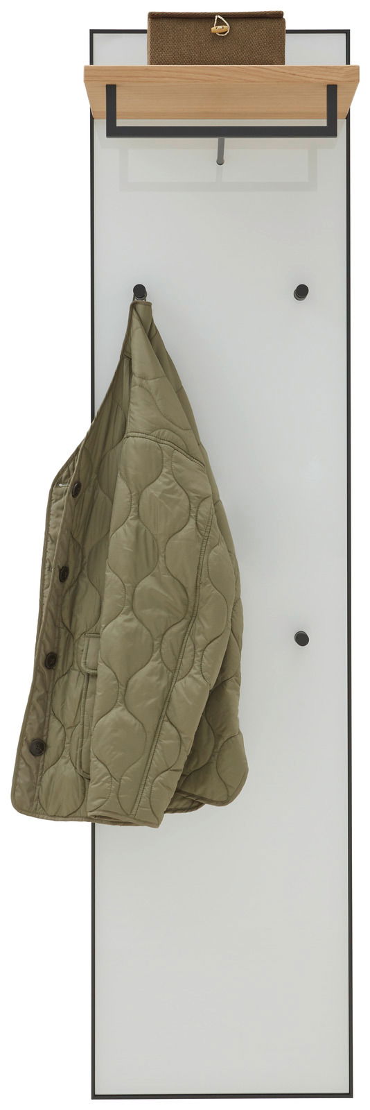 Garderobenpaneel mit Holzablage und Haken, frontal fotografiert, mit einer grünen Jacke und einer Tasche.