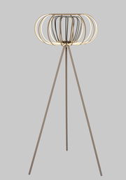 Moderne Stehleuchte mit dreibeinigem Stativ und dekorativem, ringförmigem Lampenschirm, seitliche Perspektive.