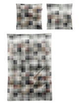 Bettwäsche-Set mit modernem, pixelartigem Muster in neutralen Tönen, bestehend aus einem Kissenbezug und einem Bettdeckenbezug, aus der Vogelperspektive fotografiert.