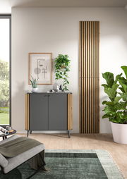 Akustikpaneel in moderner Inneneinrichtung, vertikale Perspektive