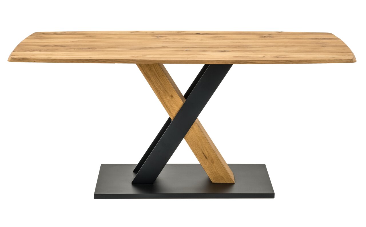 Moderner Esstisch mit Holztischplatte und gekreuztem Metallgestell, seitliche Perspektive.