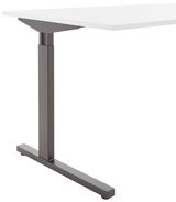 Moderner Schreibtisch mit weißer Tischplatte und stabilem, grauem Metallgestell, seitliche Perspektive