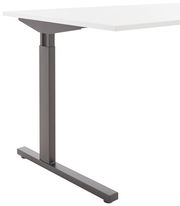 Moderner Schreibtisch mit weißer Tischplatte und stabilem, grauem Metallgestell, seitliche Perspektive