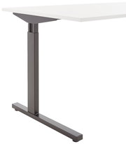 Moderner Schreibtisch mit weißer Tischplatte und stabilem, grauem Metallgestell, seitliche Perspektive