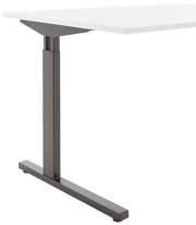 Moderner Schreibtisch mit weißer Tischplatte und stabilem, grauem Metallgestell, seitliche Perspektive