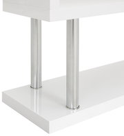 Nahaufnahme eines großen weißen Regals mit glänzenden Metallstützen, seitliche Perspektive