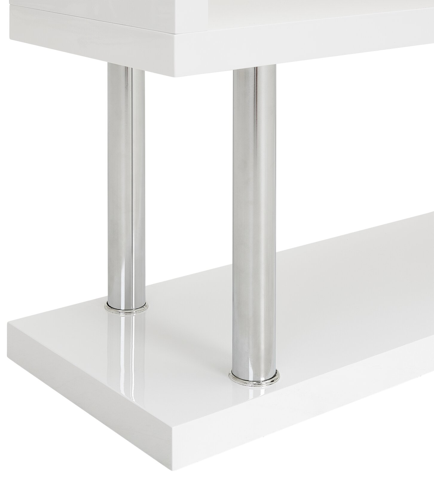 Nahaufnahme eines großen weißen Regals mit glänzenden Metallstützen, seitliche Perspektive