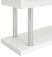 Nahaufnahme eines großen weißen Regals mit glänzenden Metallstützen, seitliche Perspektive