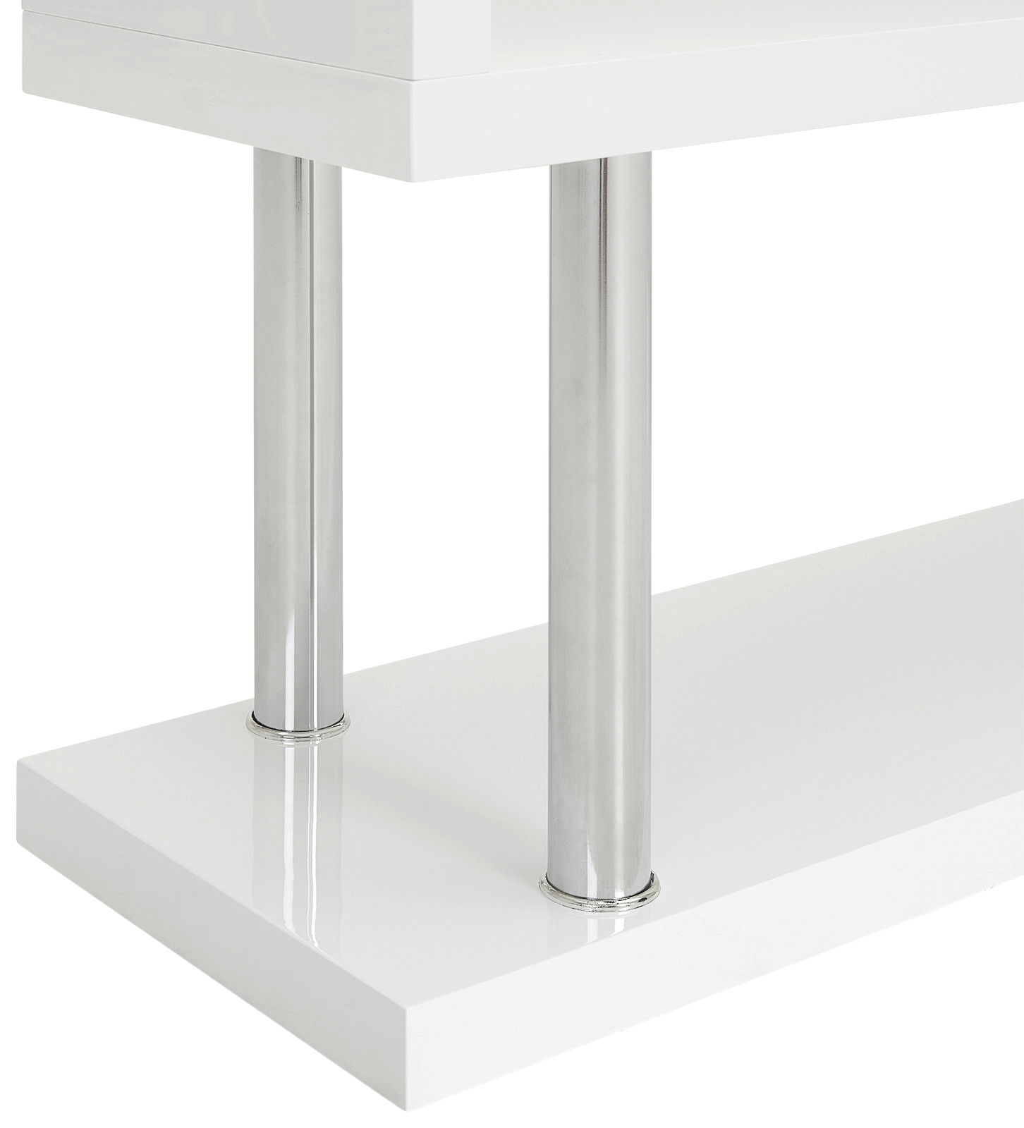 Nahaufnahme eines großen weißen Regals mit glänzenden Metallstützen, seitliche Perspektive
