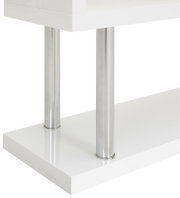 Close-up van een grote witte boekenkast met glanzende metalen steunen, gezien vanuit de zijkant