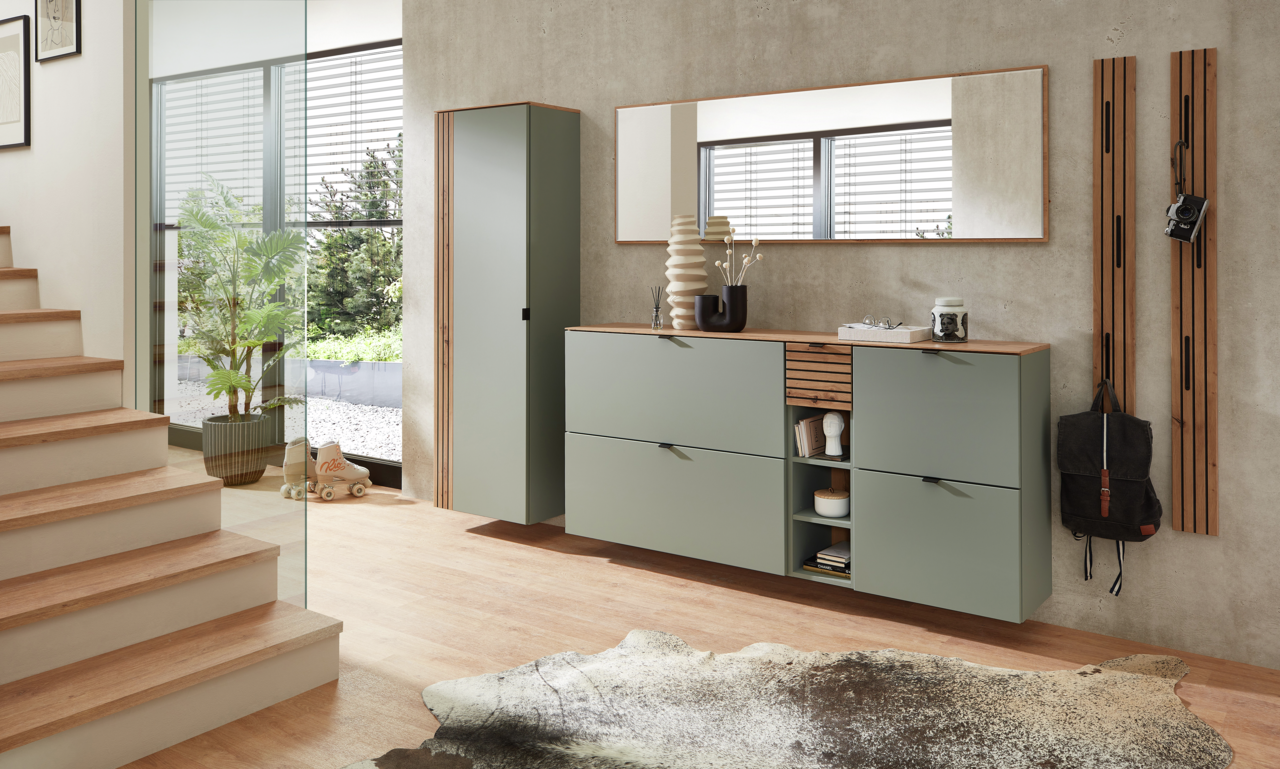 Moderner Eingangsbereich mit grünem Garderoben-Hängeschrank und Spiegel, seitliche Perspektive