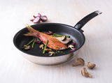 Pfanne Protect Steelux Premium mit gebratenem Fisch, Pilzen und Gemüse, seitliche Perspektive