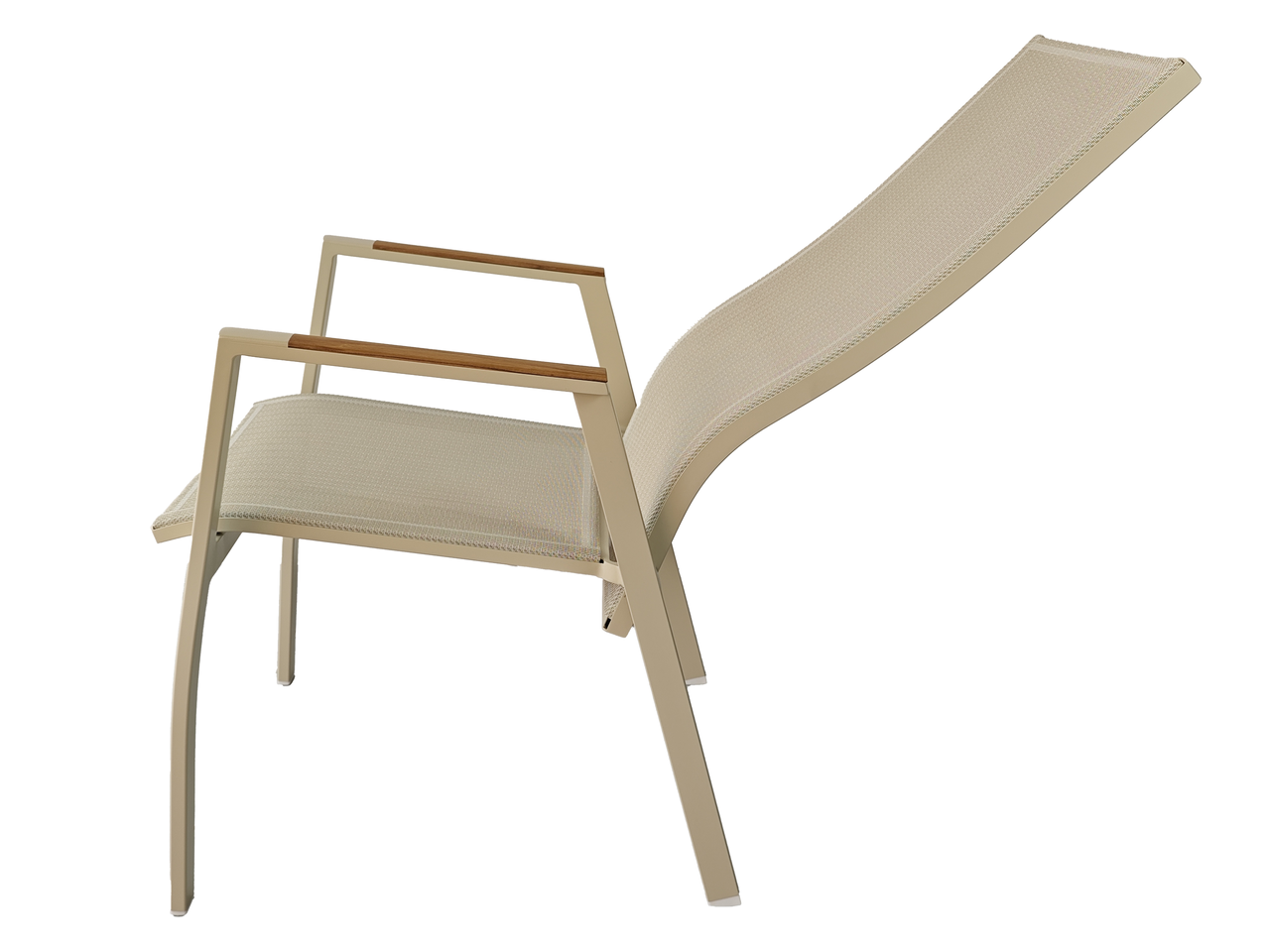 Moderner Gartensessel aus Metall mit Holzarmlehnen, seitliche Perspektive