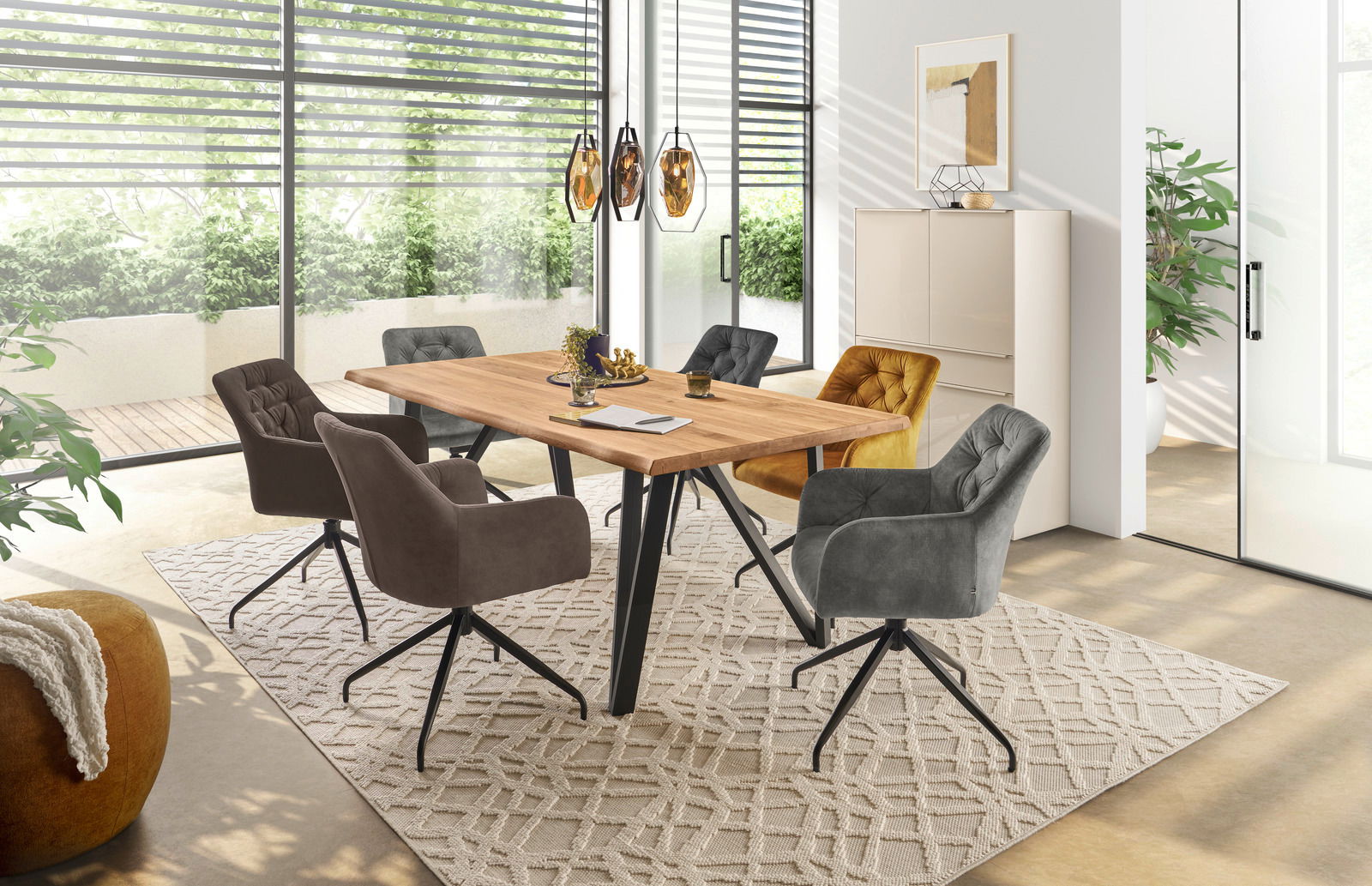 Moderner Essbereich mit sechs Armlehnstühlen um einen Holztisch, seitliche Perspektive