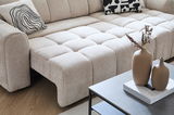 Beige Longchairkombination MARSEILLE von XORA, seitliche Perspektive, mit dekorativen Kissen und einem modernen Couchtisch im Vordergrund.