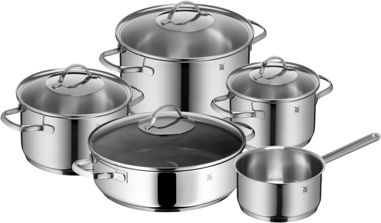 Vijfdelige pannenset van roestvrij staal, bestaande uit vier pannen met deksels en een steelpan, gefotografeerd vanuit een licht verhoogd perspectief.