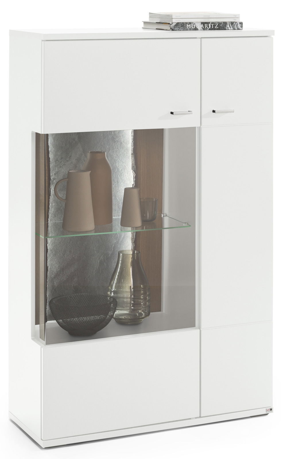 Set one by Musterring Highboard TACOMA Weißes Highboard mit Glaseinsatz, dekorativen Vasen und Büchern, frontal betrachtet.