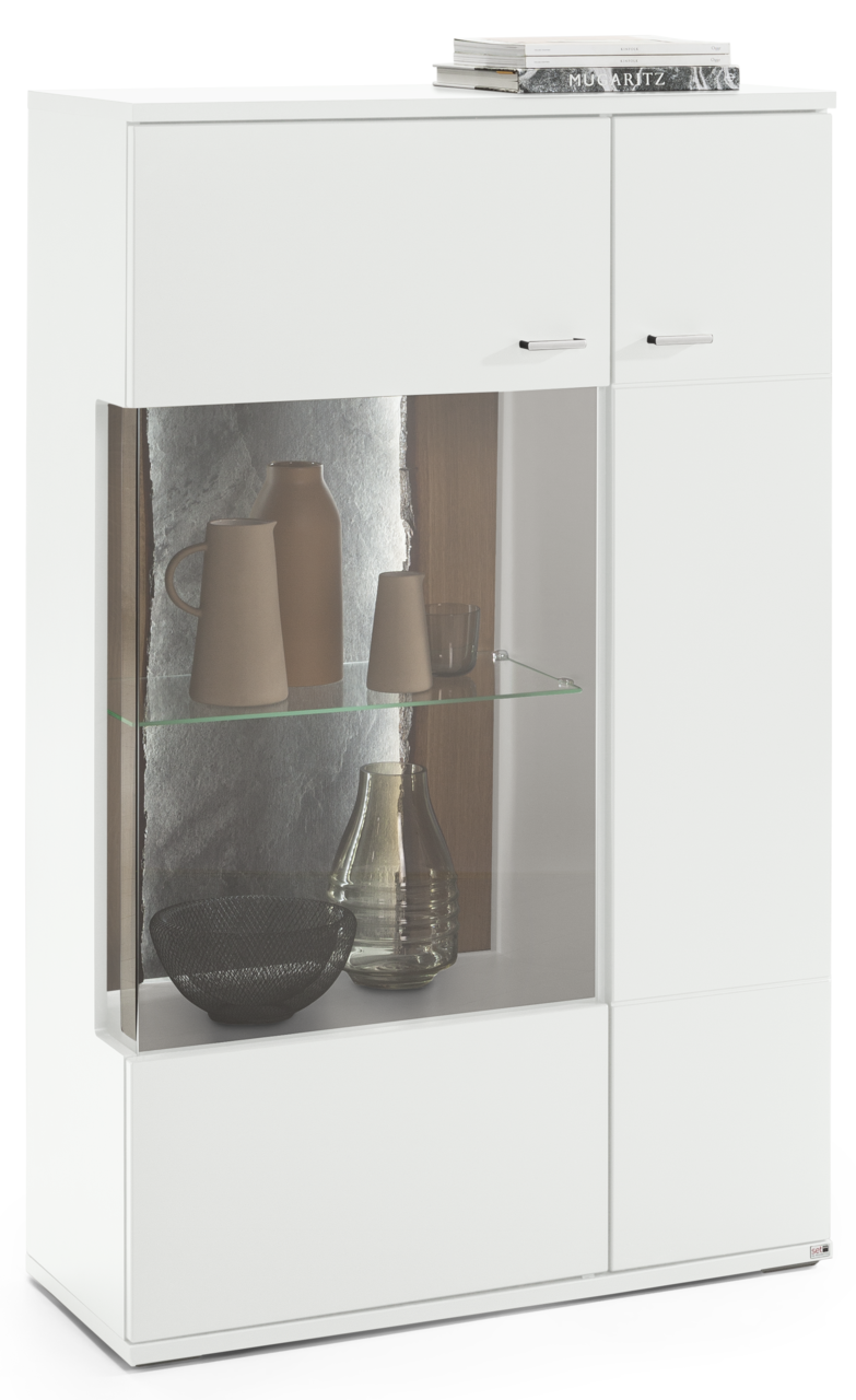 Set one by Musterring Highboard TACOMA Weißes Highboard mit Glaseinsatz, dekorativen Vasen und Büchern, frontal betrachtet.