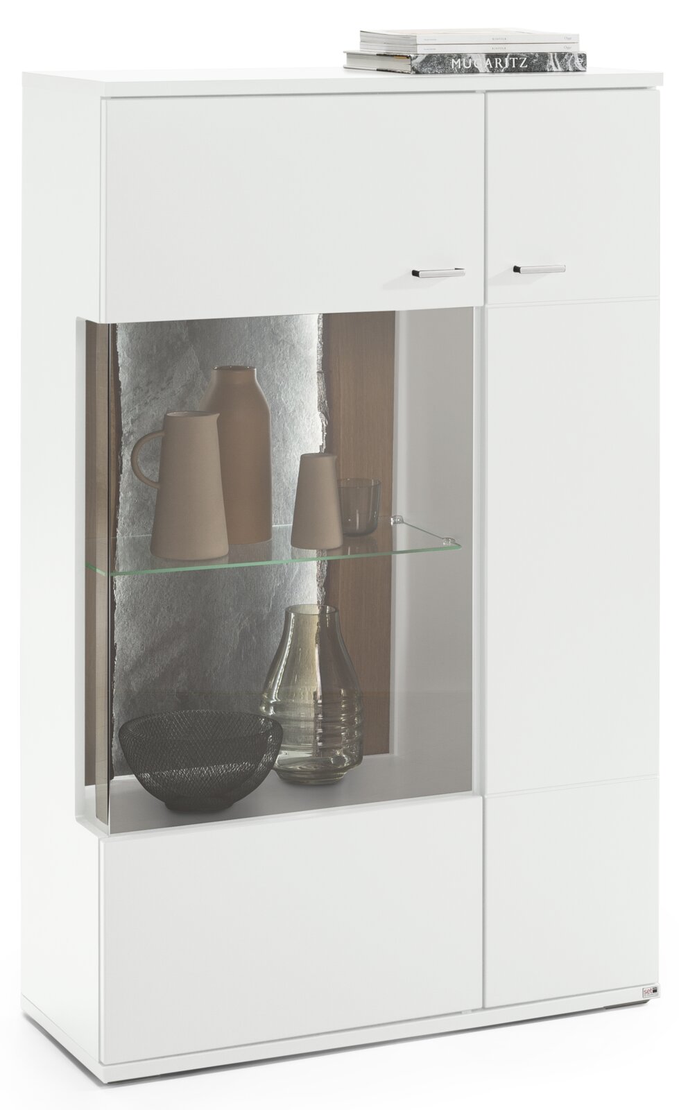 Set one by Musterring Highboard TACOMA Weißes Highboard mit Glaseinsatz, dekorativen Vasen und Büchern, frontal betrachtet.