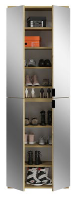 Schrank mit offenen Türen, gefüllt mit verschiedenen Schuhen und Schuhkartons, aus der Frontalperspektive.