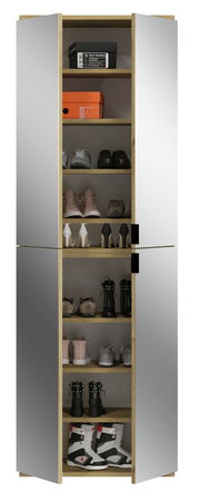 Schrank mit offenen Türen, gefüllt mit verschiedenen Schuhen und Schuhkartons, aus der Frontalperspektive.