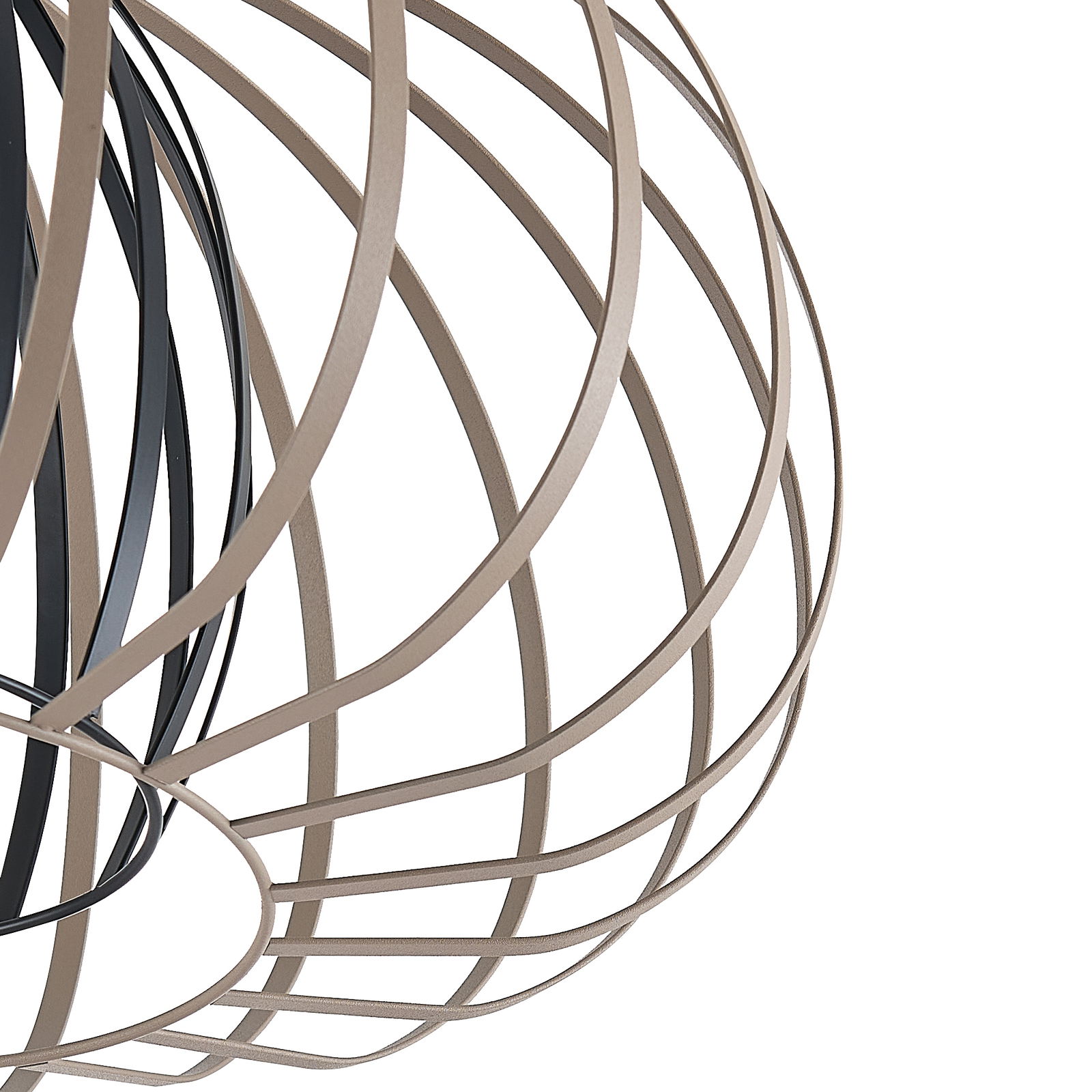 Nahaufnahme einer modernen Deckenleuchte mit einem kugelförmigen, offenen Metallrahmen in seitlicher Perspektive.