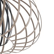 Nahaufnahme einer modernen Deckenleuchte mit einem kugelförmigen, offenen Metallrahmen in seitlicher Perspektive.