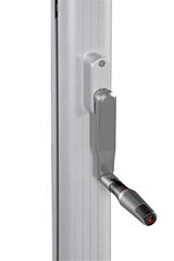 Nahaufnahme einer silbernen Kurbel an einem Pendelschirm, seitliche Perspektive