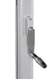 Nahaufnahme einer silbernen Kurbel an einem Pendelschirm, seitliche Perspektive