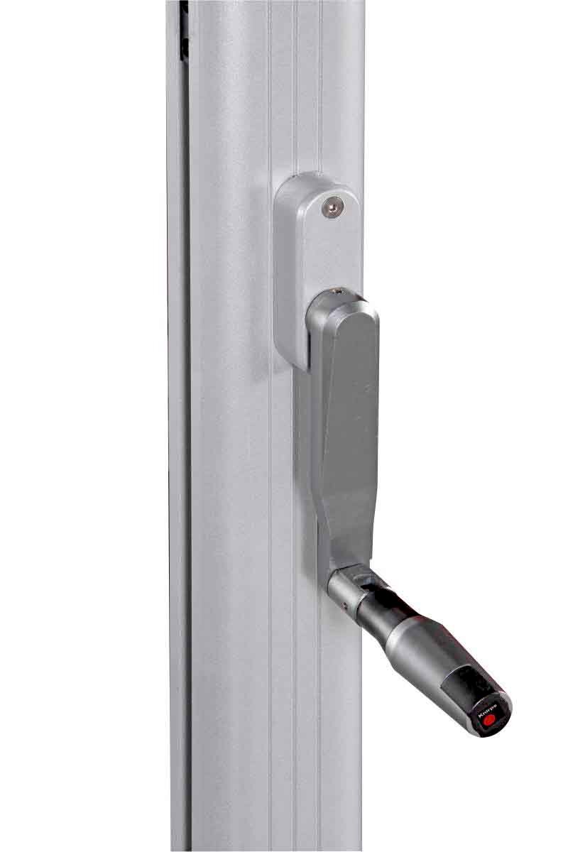 Nahaufnahme einer silbernen Kurbel an einem Pendelschirm, seitliche Perspektive