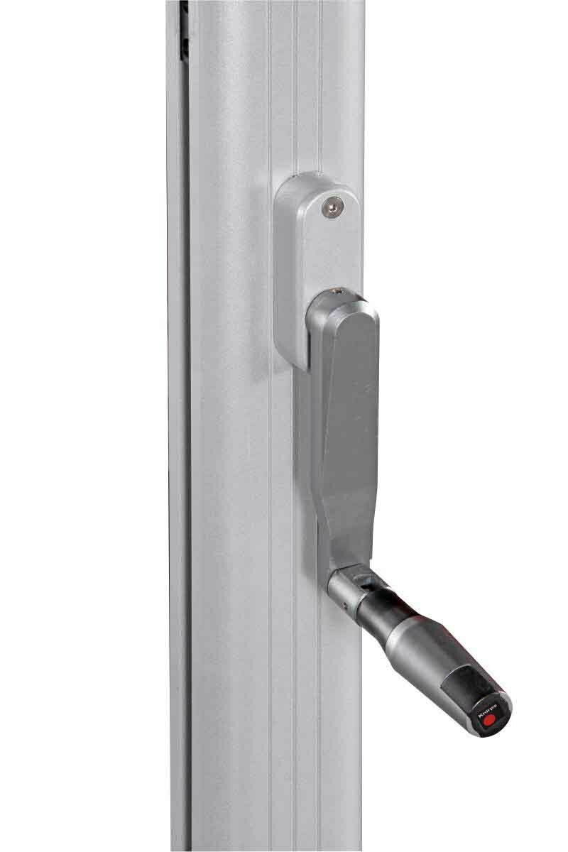 Nahaufnahme einer silbernen Kurbel an einem Pendelschirm, seitliche Perspektive