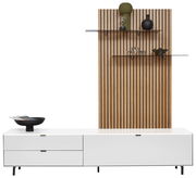 Frontale Ansicht eines modernen weißen Sideboards mit einem vertikalen Holzpaneel und dekorativen Regalen.