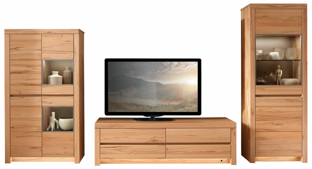 Frontale Ansicht einer modernen Wandkombination aus Holz mit zwei hohen Schränken und einem TV-Board in der Mitte, dekoriert mit Vasen und Figuren.