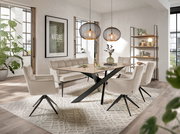 Moderner Esstisch mit X-förmigem Metallgestell und Holzplatte, umgeben von bequemen Polsterstühlen und einer Eckbank in einem hellen, stilvollen Esszimmer. Perspektive: Frontalansicht.