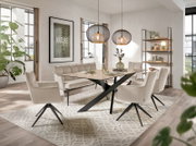 Moderner Esstisch mit X-förmigem Metallgestell und Holzplatte, umgeben von bequemen Polsterstühlen und einer Eckbank in einem hellen, stilvollen Esszimmer. Perspektive: Frontalansicht.