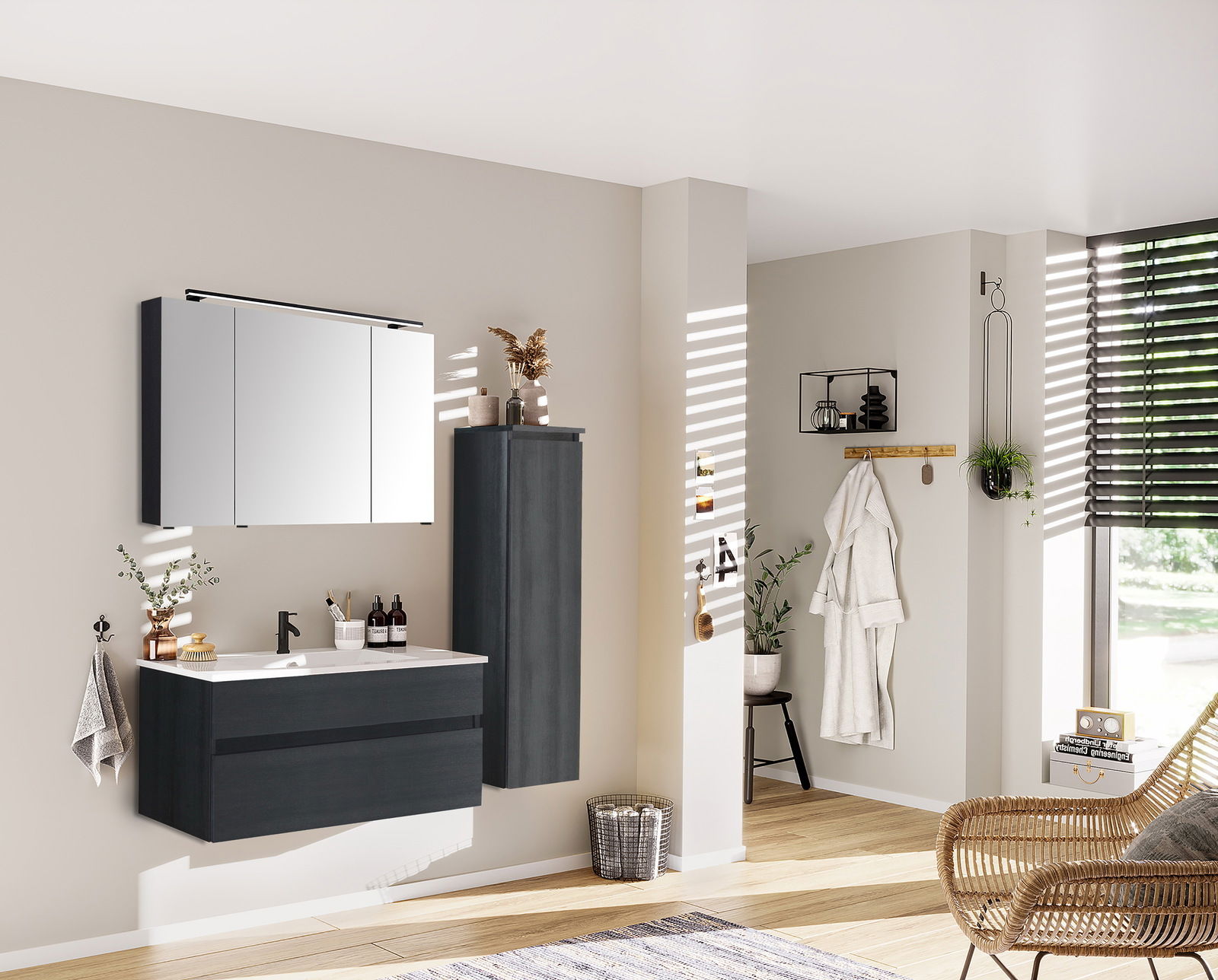 Moderner Badezimmer-Mittelschrank in dunklem Holz, rechts an der Wand montiert, mit seitlicher Perspektive.