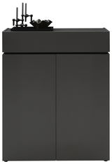 Schwarze Kommode mit zwei Türen, dekoriert mit Kerzenhaltern und einer Schale, frontal betrachtet.