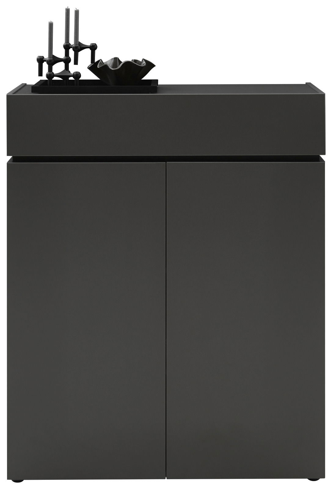 Schwarze Kommode mit zwei Türen, dekoriert mit Kerzenhaltern und einer Schale, frontal betrachtet.