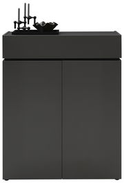 Schwarze Kommode mit zwei Türen, dekoriert mit Kerzenhaltern und einer Schale, frontal betrachtet.