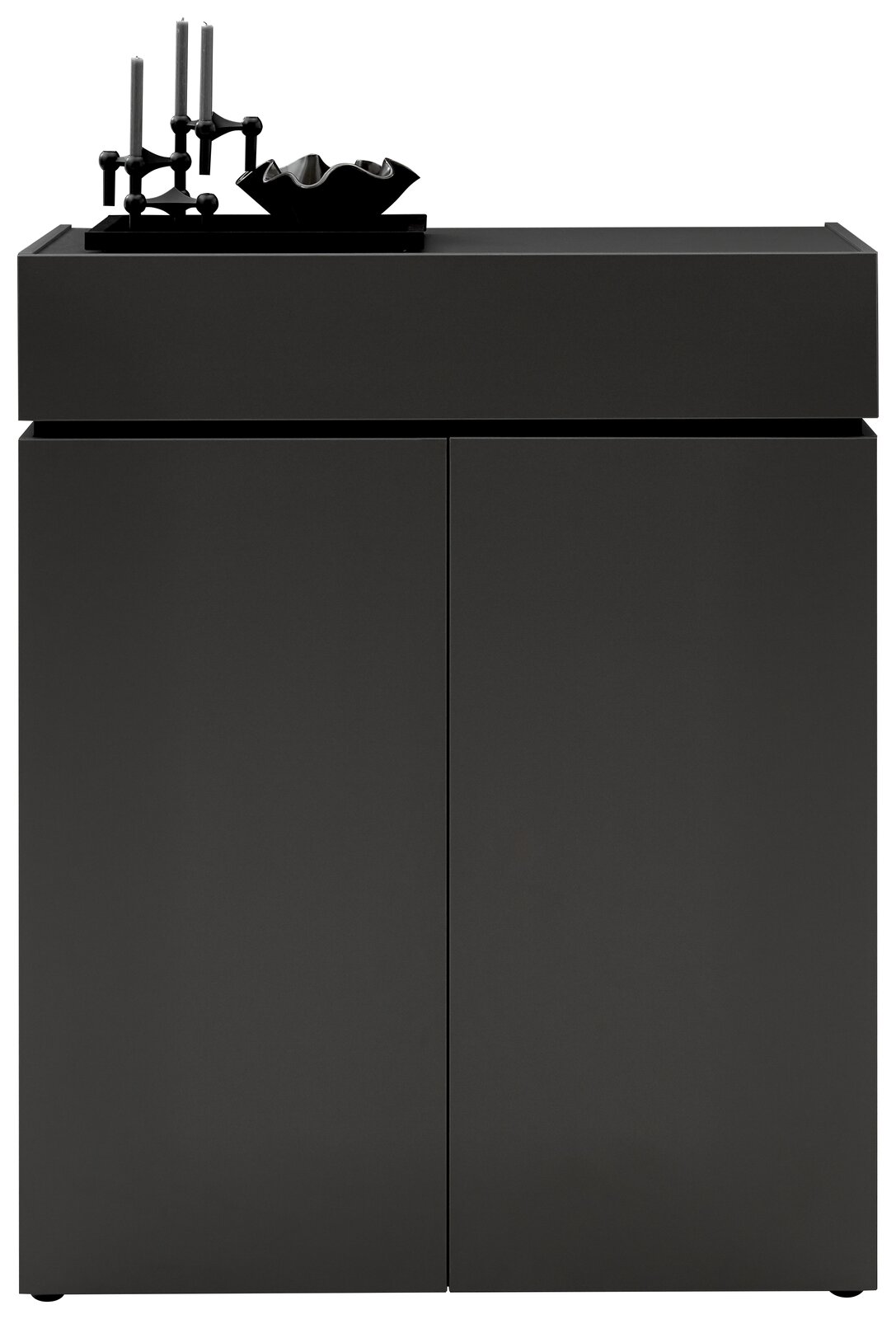 Schwarze Kommode mit zwei Türen, dekoriert mit Kerzenhaltern und einer Schale, frontal betrachtet.