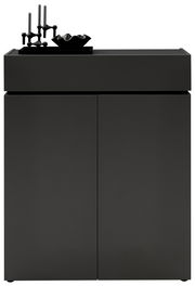 Schwarze Kommode mit zwei Türen, dekoriert mit Kerzenhaltern und einer Schale, frontal betrachtet.