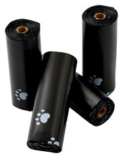 Vier schwarze Hygienebeutelrollen mit Pfotenabdruckmuster, aus einer leicht erhöhten Perspektive fotografiert.