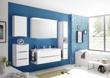 Moderne Badkombination mit weißen Schränken und Spiegeln vor einer blauen Wand, seitliche Perspektive