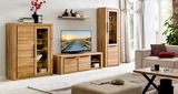 Wohnzimmer mit modernen Holzmöbeln, bestehend aus Vitrine, TV-Lowboard und Wandboard, in einer hellen und gemütlichen Atmosphäre, seitliche Perspektive.