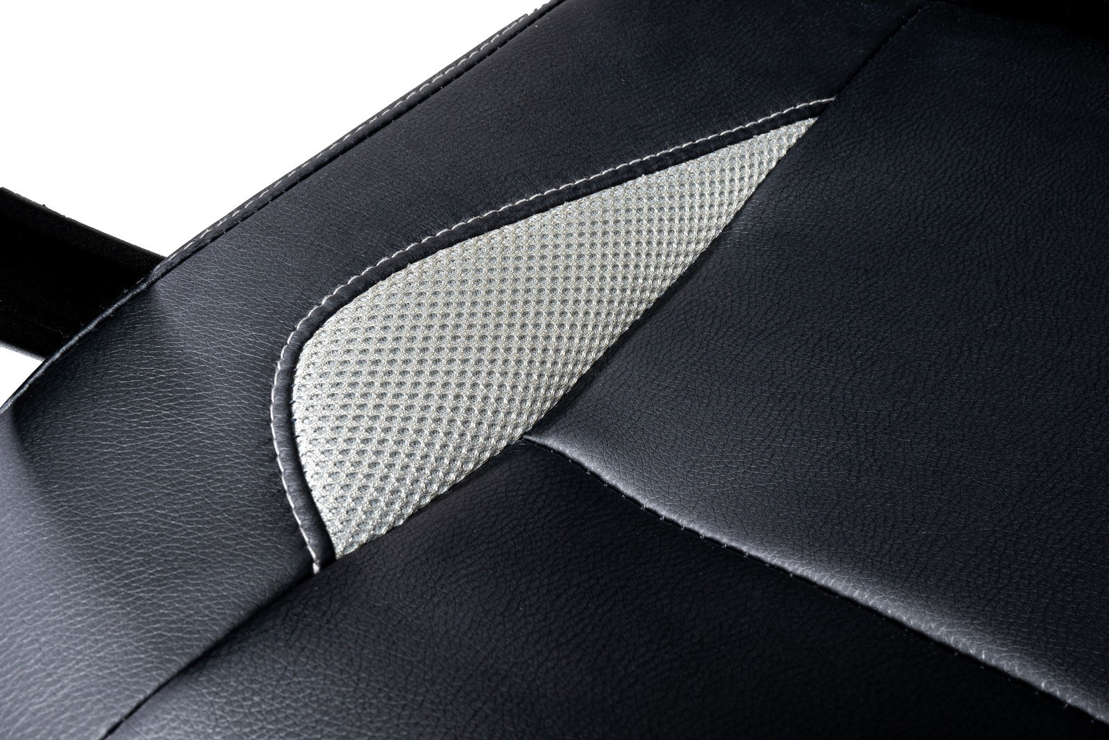 Nahaufnahme eines Gaming-Stuhls mit schwarzem Kunstleder und grauem Netzstoff, seitliche Perspektive.