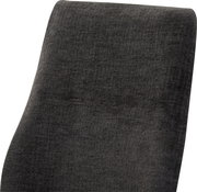 Dunkelgraues, gepolstertes Stuhlkissen mit weichem Stoffbezug, schräg von vorne in Nahaufnahme fotografiert