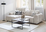 Beige Longchair-Kombination mit zwei Kissen, abgebildet in einem modernen Wohnzimmer mit Blick auf das Sofa von vorne.