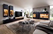 Modernes Wohnzimmer mit stilvollem Highboard in dunklem Design, seitliche Perspektive