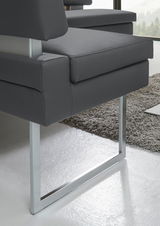 Nahaufnahme einer modernen Eckbank mit grauem Lederbezug und metallenen Kufenbeinen, seitliche Perspektive.